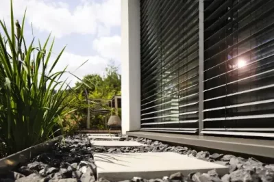 Raffstoren als Sonnenschutz für das Fenster